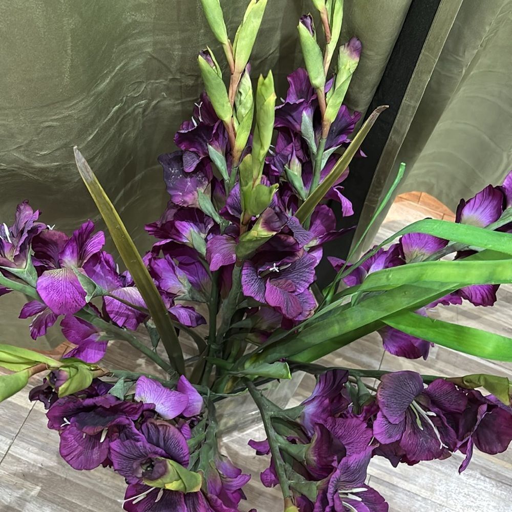Elegant Purple Gladiolus Floral Arrangement in Glass Vase, H 35 inch - Picture 6 of 8